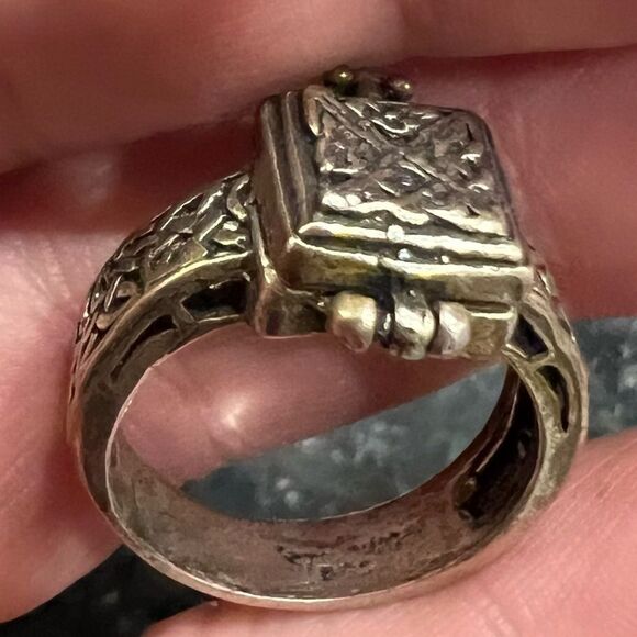 Rare Borgia ring with top locket or secret compartment size 6.5 - Picture 3 of 8